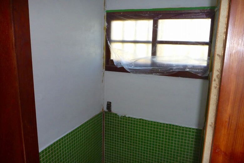 トイレのしっくい壁を塗装