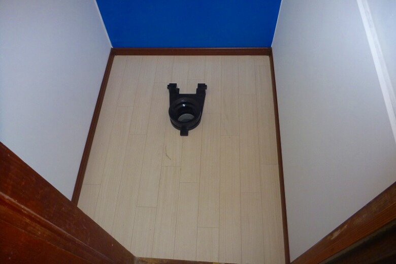 トイレの床にフランジを固定